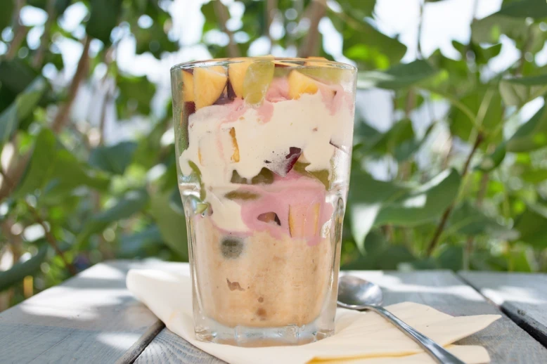 Buntes Schichtdessert mit verschiedenen Eissorten