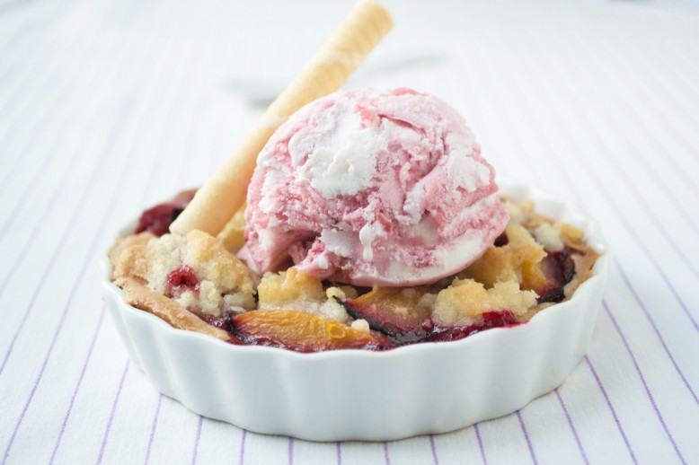 Heisser Obst Crumble mit Eis