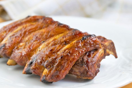 Ripperl in süßer Marinade