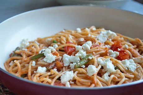 Spaghetti mit Fisolen und Schafskäse