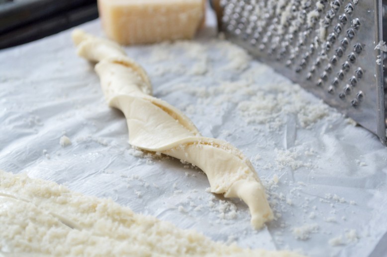 Gegrillte Käsestangerl
