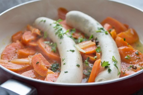 Bratwürste mit Wurzelgemüse