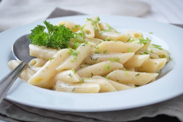 Nudeln mit Kräutersauce