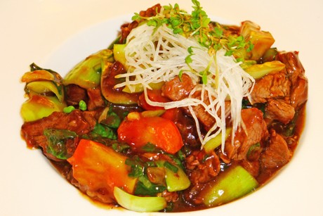 Feuriges Rindfleisch mit frischem Gemüse