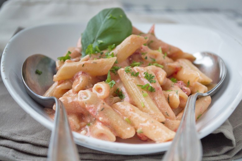 Nudeln mit Tomaten-Käse-Sauce
