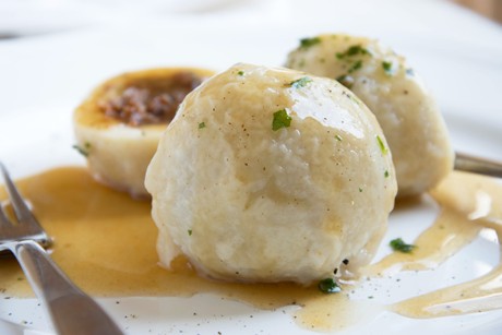 Kartoffelknödel mit Hirschfleischfüllung