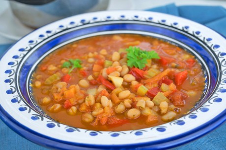 Weiße Bohnesuppe mit frischen Tomaten