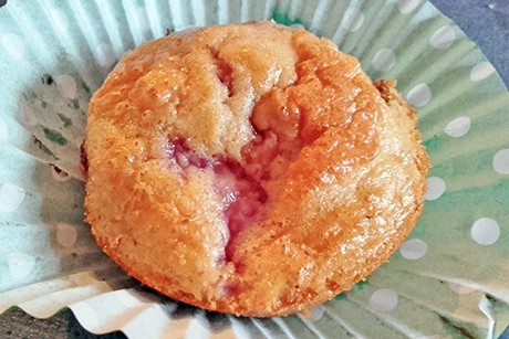 Muffins mit Himbeeren und weißer Schokolade