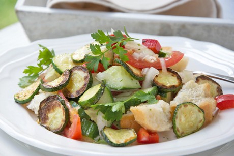 Italienischer Zucchini-Brotsalat