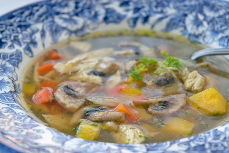 Kräftige Hühnersuppe mit Linsen