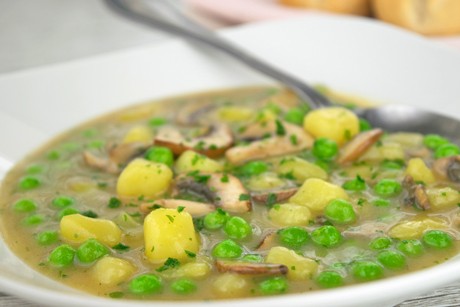 Kartoffelsuppe mit Pilzen und Erbsen