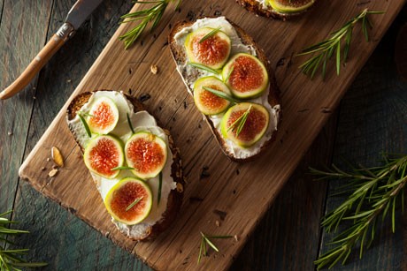 Ziegenkäse auf Nussbrot
