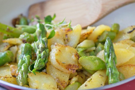 Kartoffelgröstl mit Spargel