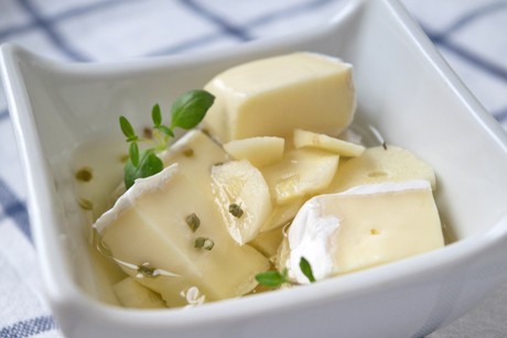 In Öl eingelegter Camembert
