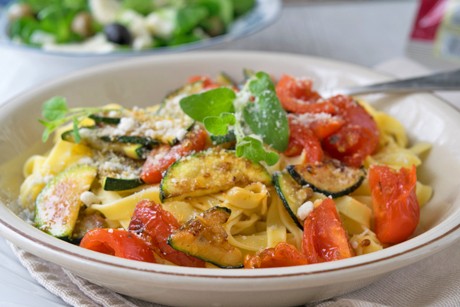 Linguine mit Gemüse und Knoblauch