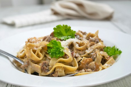 Pasta mit Walnuss-Weinsauce und frischen Kräutern
