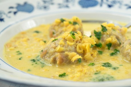 Linsen-Suppe mit Joghurt und Hackbällchen