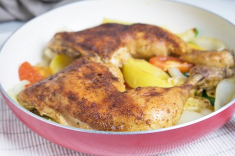 Hühnerkeulen mit Zucchinigemüse