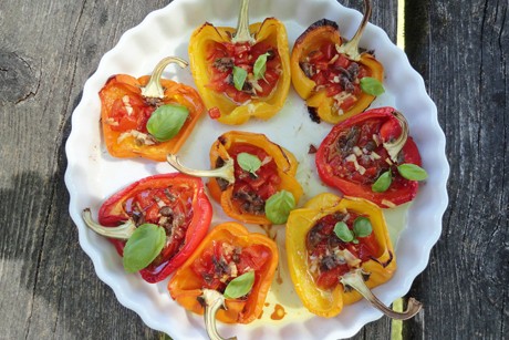 Paprika gefüllt mit Tomaten und Sardellen