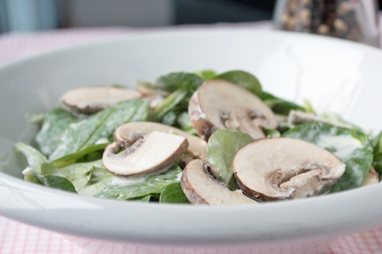 Vogerlsalat mit Champignons