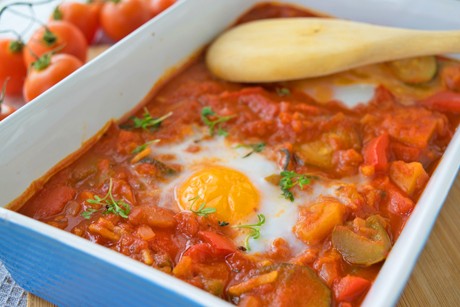 Gebackene Eier in Tomaten-Paprika-Soße