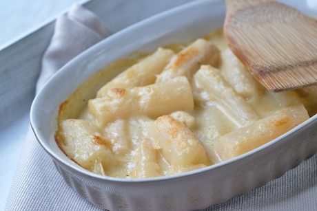 Überbackene Schwarzwurzeln in Käsesauce