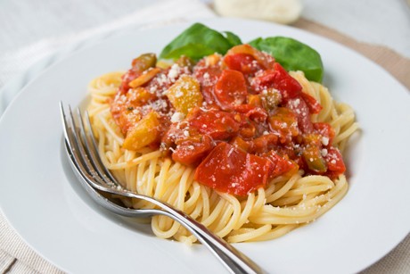 Nudeln mit Paprika-Sugo