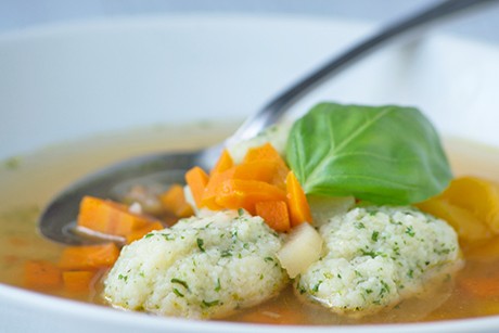 Kräuternockerl-Suppe