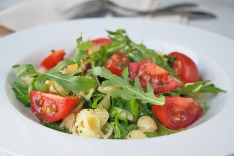 Mediterraner Nudelsalat mit Pinienkernen und Rucola