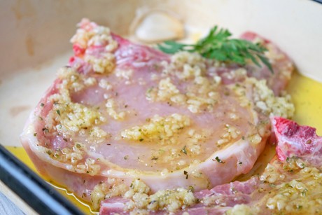 Schweinskoteletts mit Knoblauch