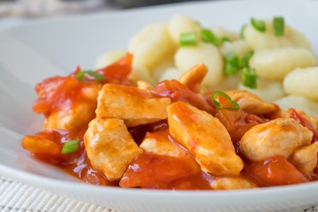 Huhn in Tomatensauce