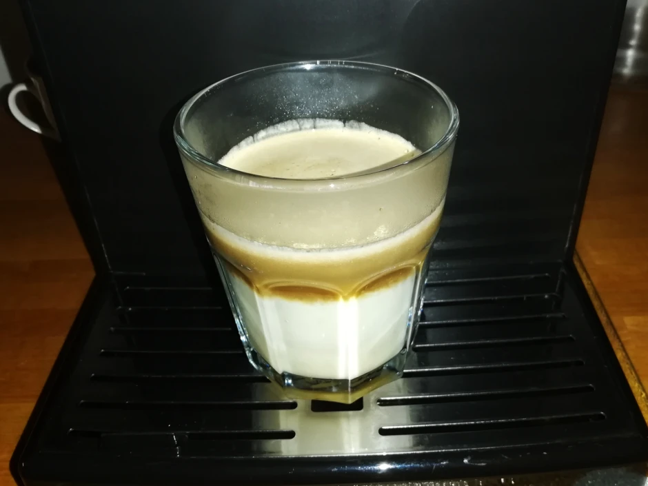 Amaretto-Espresso mit Obers