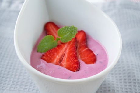 Kaltschale mit Erdbeeren