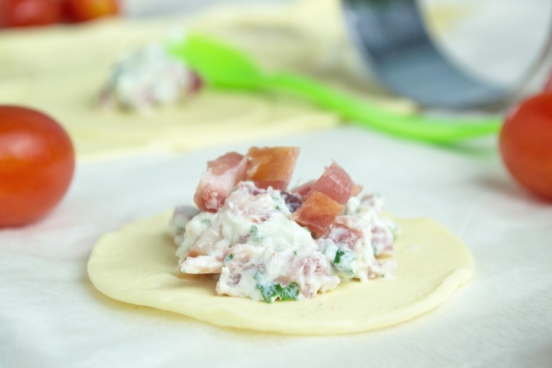 Blätterteigtascherl mit Speckfülle