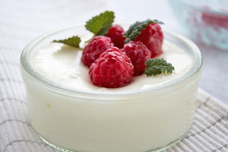 Panna Cotta mit marinierten Himbeeren