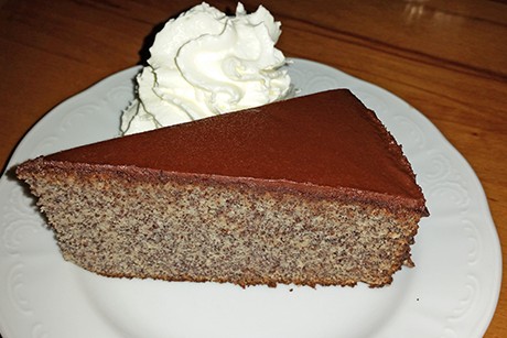 Mohntorte mit Milchschokoladenglasur