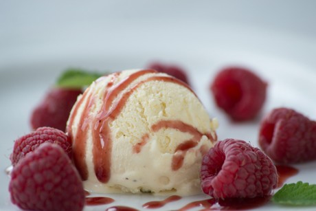 Vanilleeis mit Himbeer-Essig-Sauce