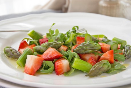 Spargel-Erdeersalat