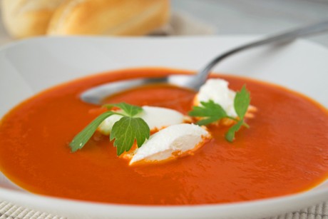 Paprikacremesuppe mit Ricottaknödel