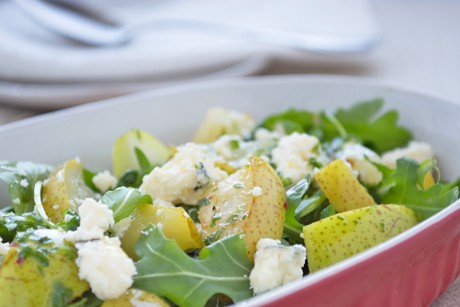 Rucosalat mit Birnenstücke und Gorgonzola