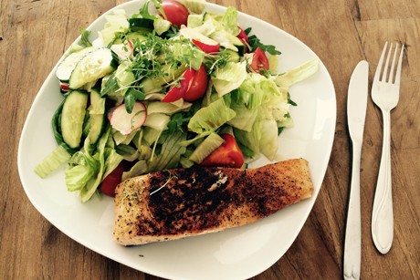 Salatteller mit Lachs
