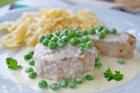 Schweinefilets in Erbsensauce