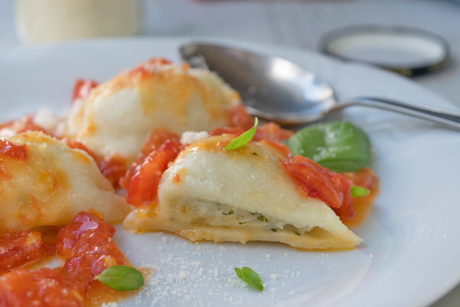 Steirische Bärlauchtaschen mit Schmelzparadeiser