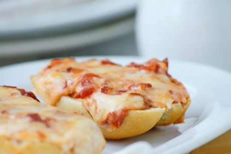 Überbackene Salamibrötchen