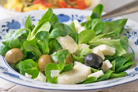 Vogerlsalat mit Mozzarella