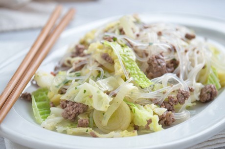 Hackfleisch mit Chinakohl und Glasnudeln