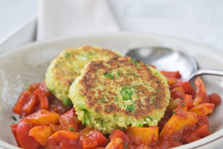 Couscous-Erbsen-Laibchen auf Paprika