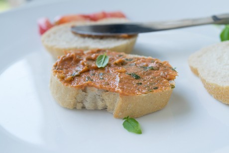 Basilikumbutter mit Tomaten