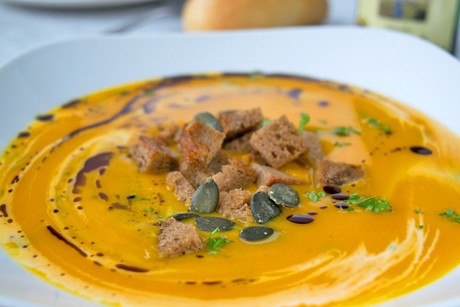 Apfelsuppe mit Kürbiscroutons