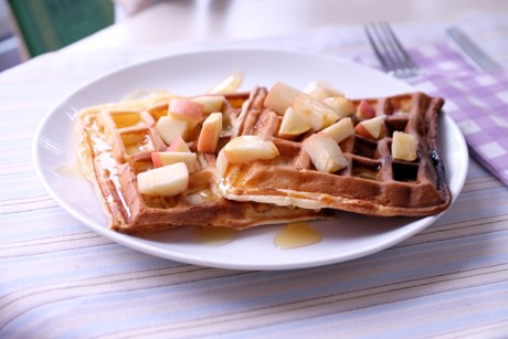 Waffeln mit Apfel und Zimt